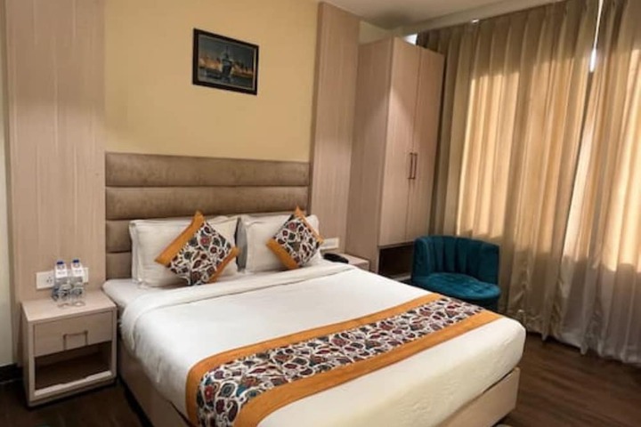 Room 6 of 10