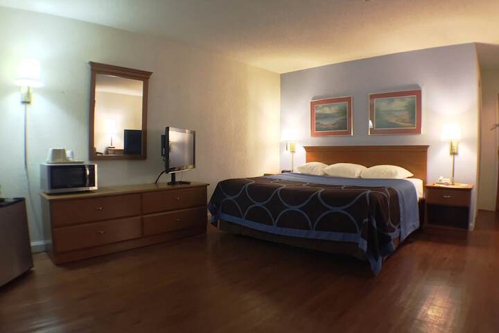 1 King Bed (15 of 17)