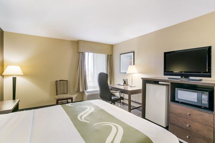 1 Queen Bed (5 of 6)