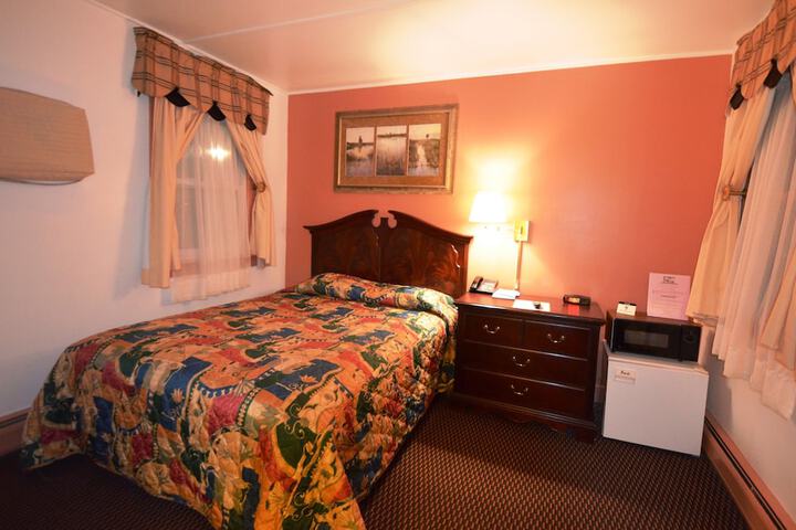 1 Queen Bed (7 of 30)