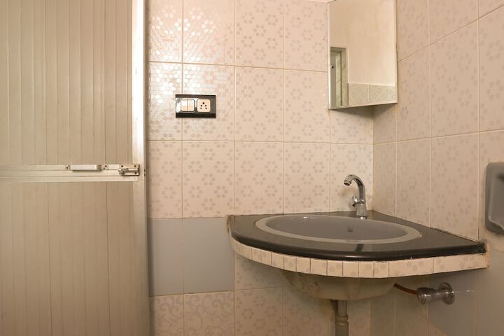 Room 13 of 38