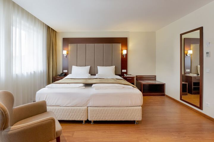Room 15 of 36