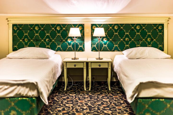 Room 13 of 32
