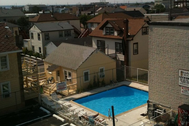 Swimming pool at Glendale Motel