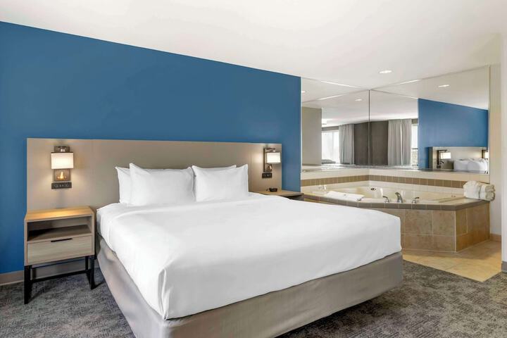 1 King Bed Suite Accessible (4 of 16)
