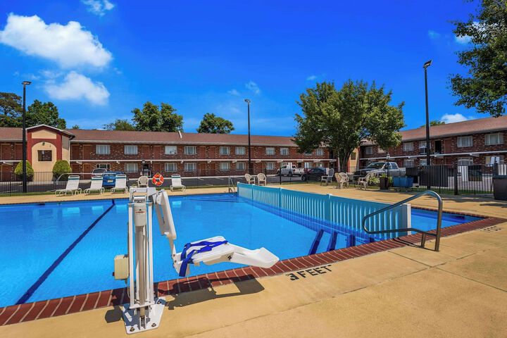 Swimming pool at Suburban Studios Millville