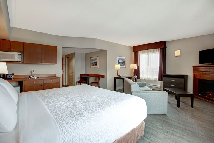 1 King Bed Accessible (2 of 13)