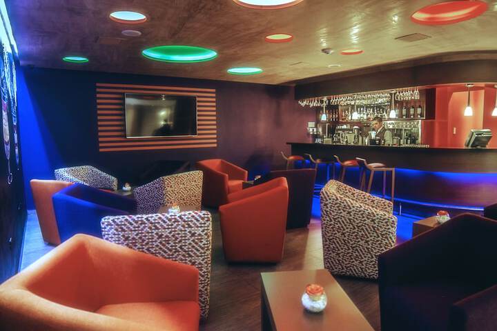 Lounge 82 of 98
