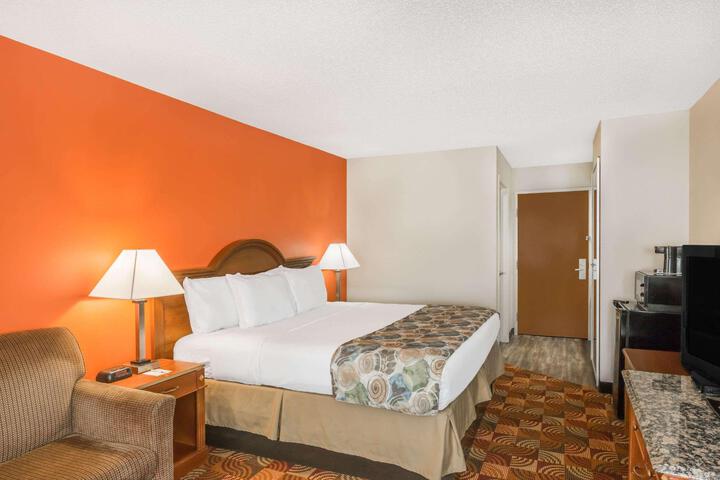 1 Queen Bed Mobility Accessible (3 of 12)