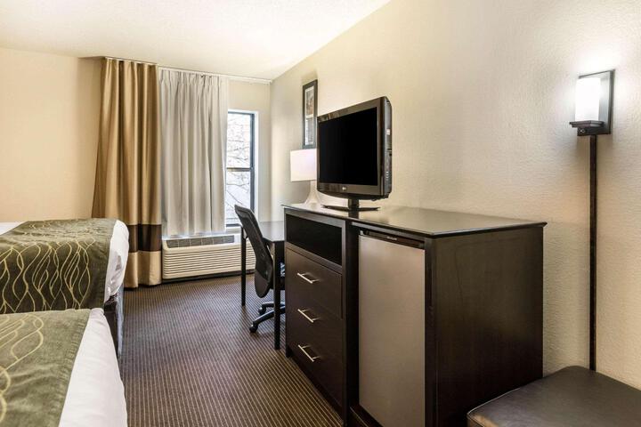 2 Queen Beds (11 of 12)