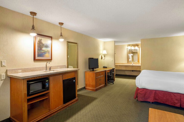 1 King Bed Microwave and Refrigerator Full Breakfast (1 of 11)