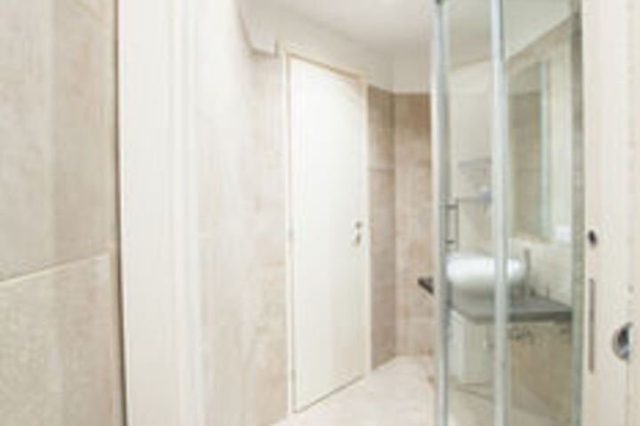 Room 4 of 68