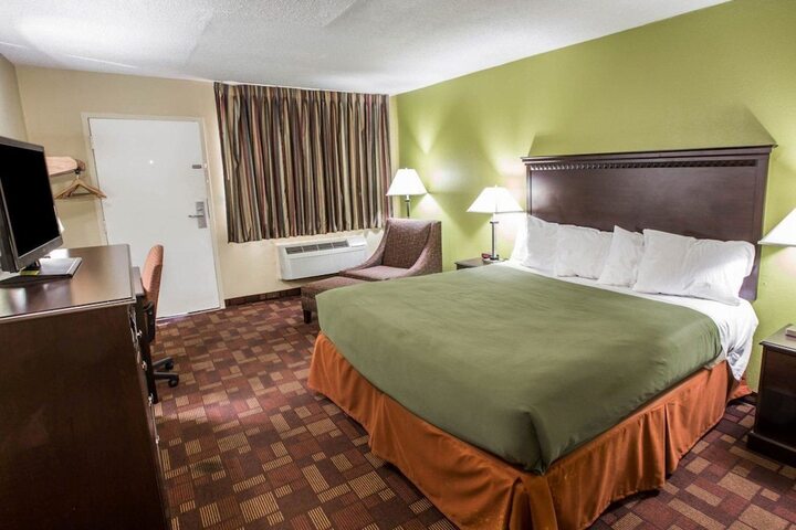 1 King Bed (2 of 8)