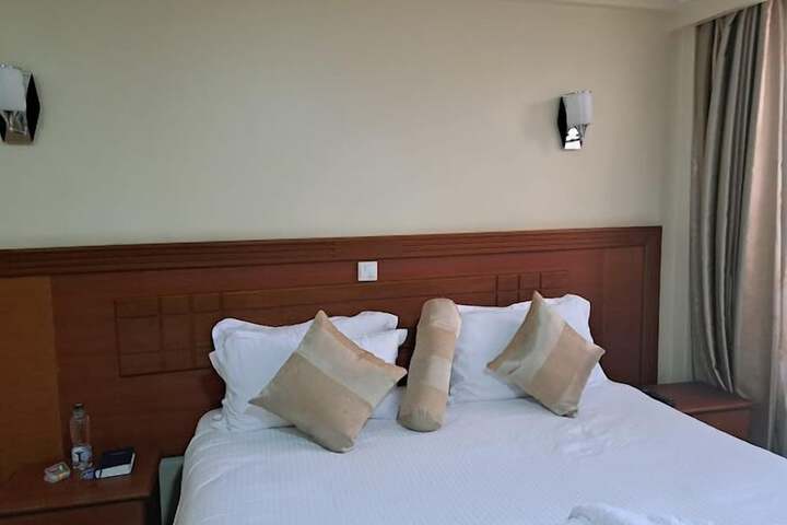 Room 5 of 99