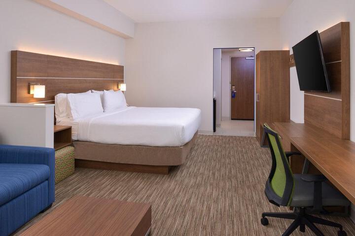 1 King Bed (5 of 9)