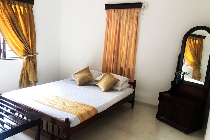 Room 5 of 16