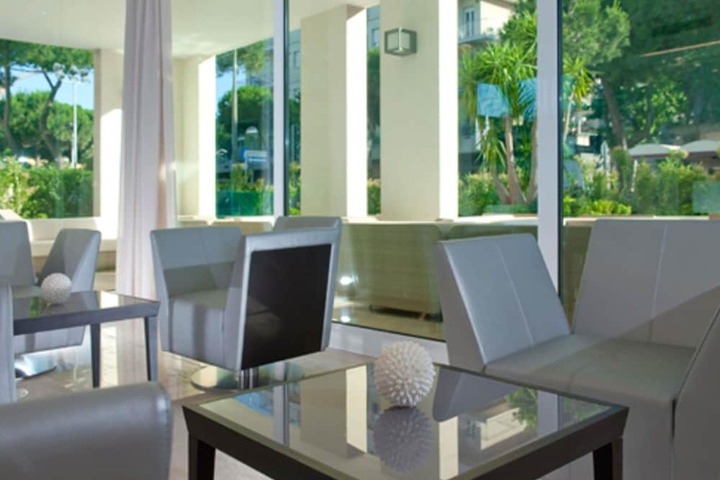Lounge 122 of 145