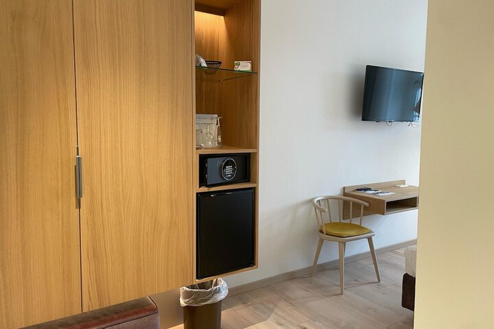 Room 27 of 76