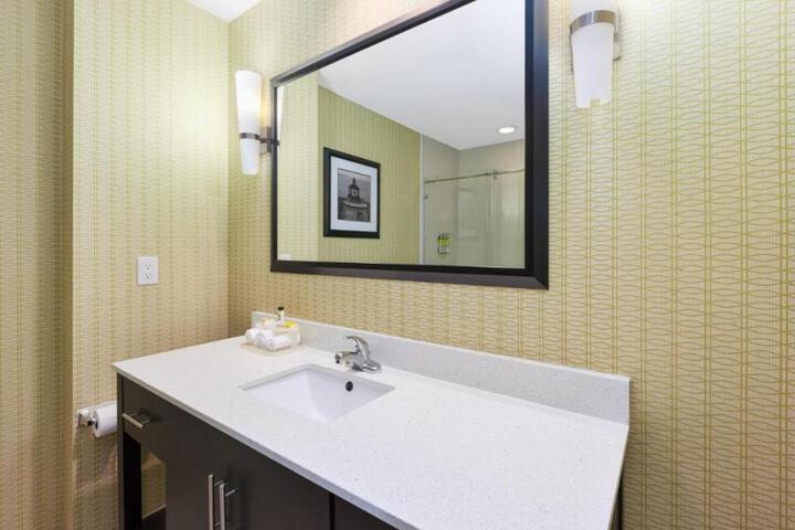 2 Queen Beds Standard Comm Accessible Tub (10 of 13)