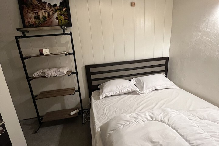 Room 4 of 9