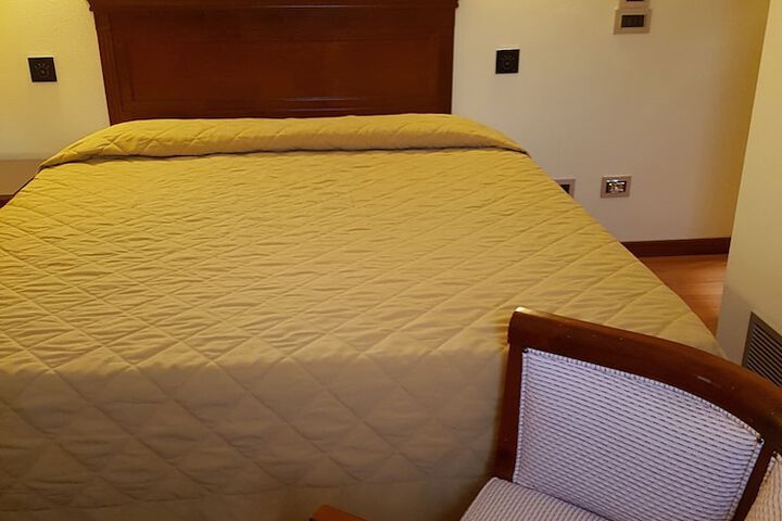 Room 10 of 32