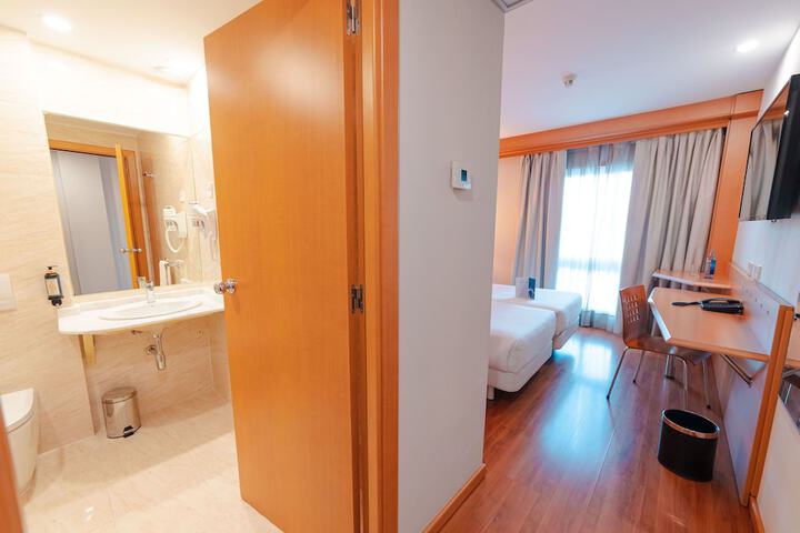 Room 8 of 47