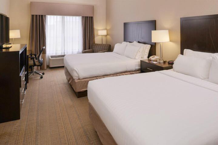 2 Queen Beds (5 of 8)