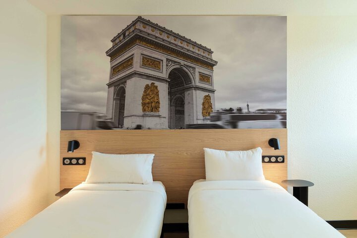Room 15 of 48