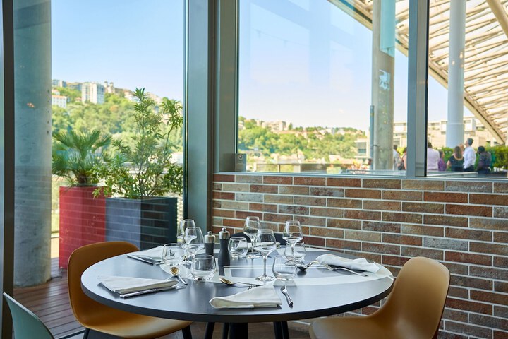 Dining 85 of 136