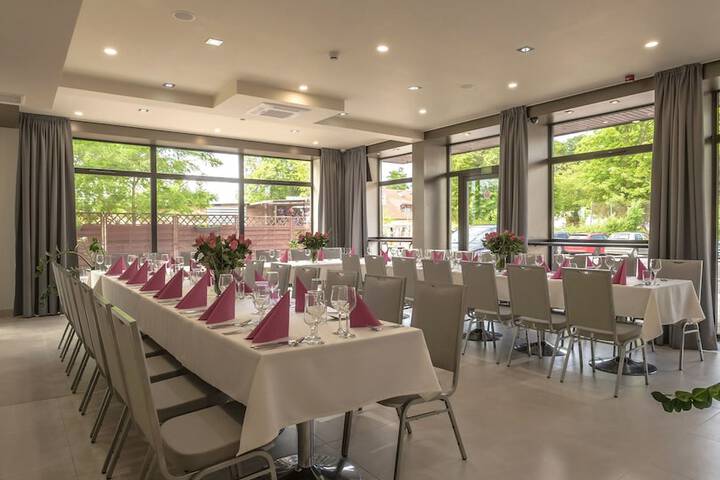 Ballroom/Hall 54 of 77