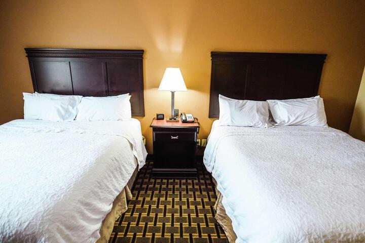 2 Queen Beds Bathtub Accessible (2 of 5)