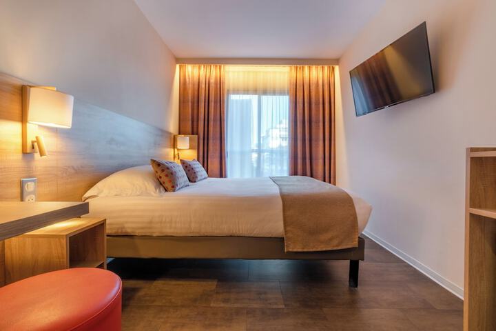 Room 12 of 40