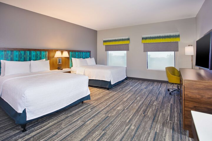 2 Queen Beds (9 of 12)