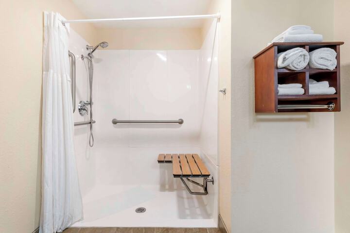 Accessible 1 King Mobility Accessible Communication Assistance Bathtub Full Breakfast (9 of 16)