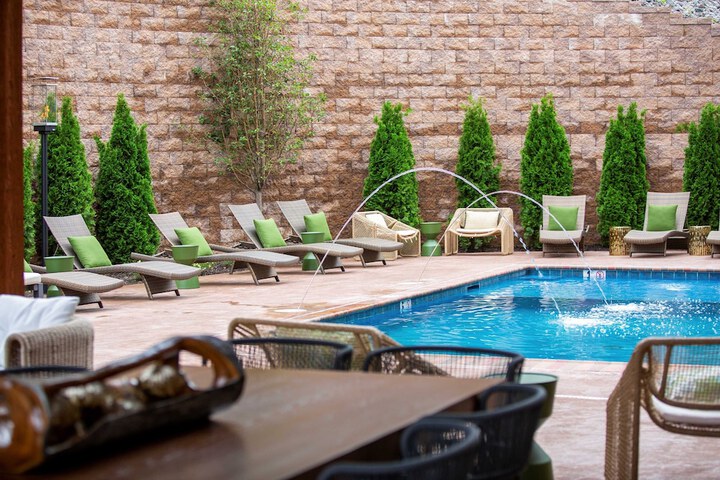 Indoor/outdoor pool