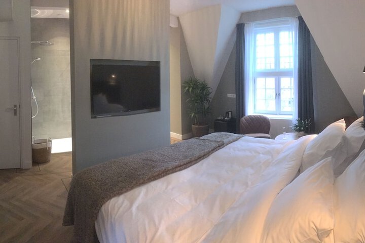 Room 2 of 22