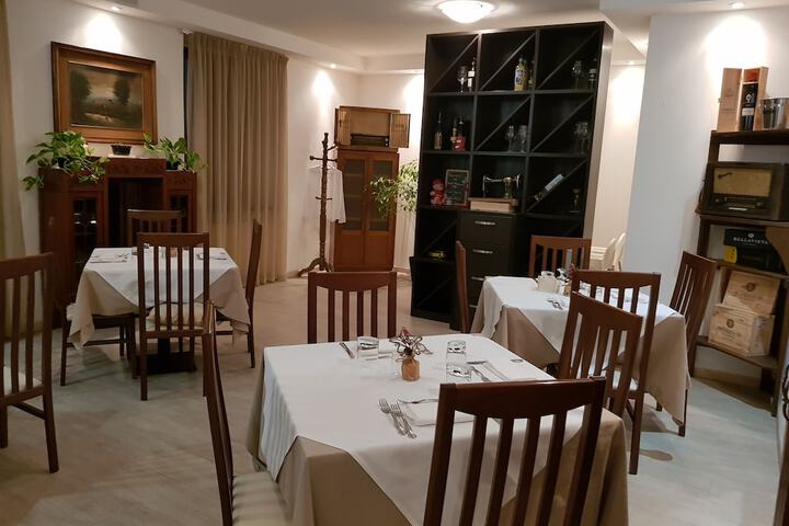 Dining 26 of 34