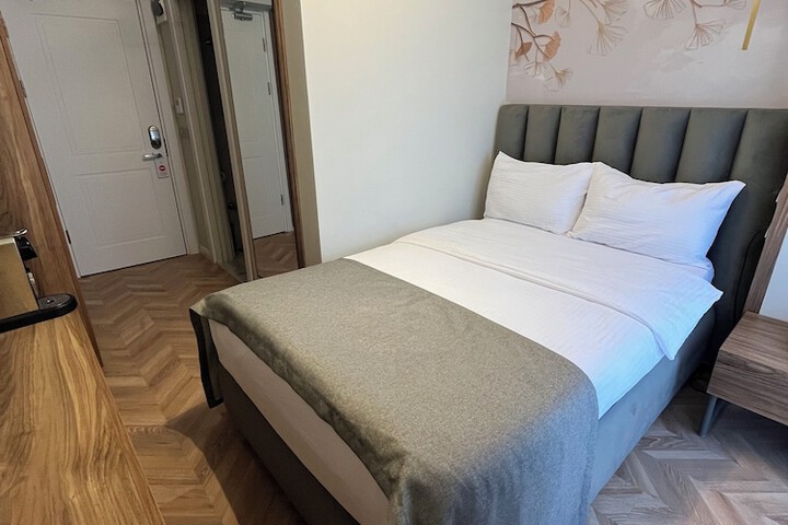 Room 9 of 33