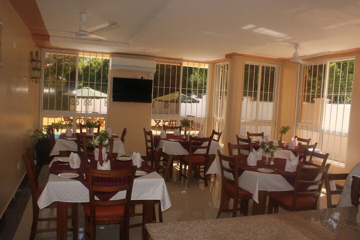 Dining 33 of 40