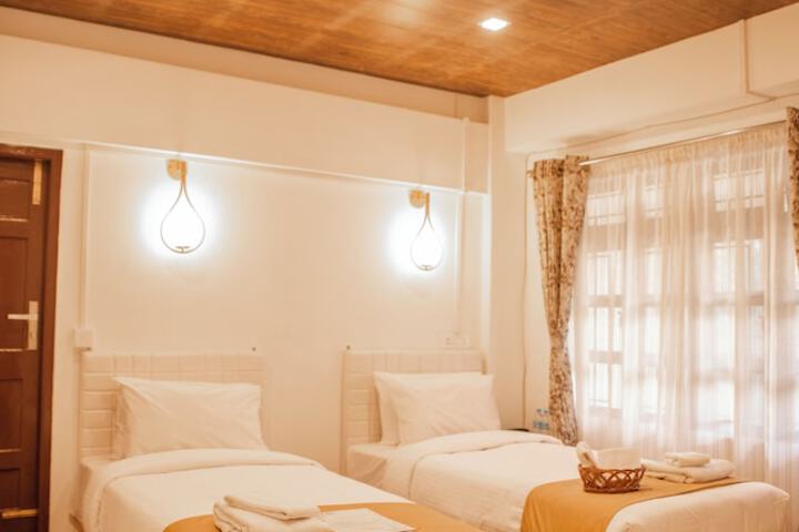 Room 6 of 10