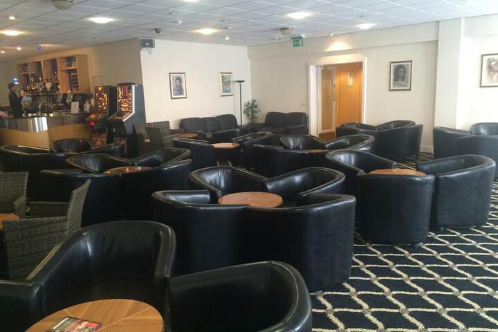 Lounge 45 of 54