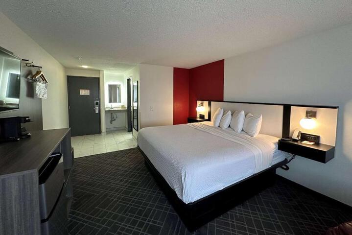 2 Queen Beds (2 of 2)