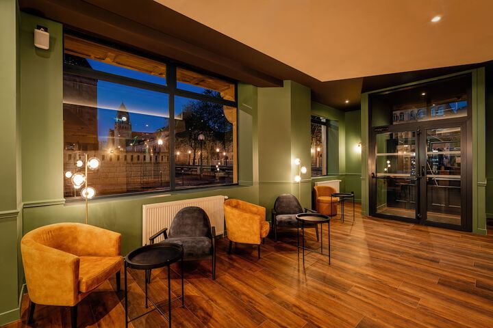 Lounge 40 of 41