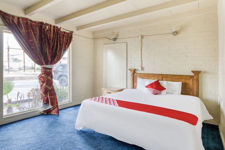 2 Queen Beds (12 of 16)