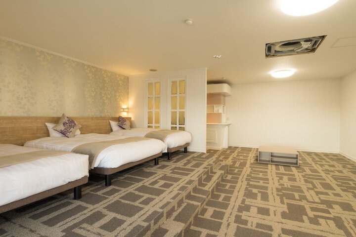 Room 8 of 127