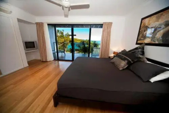 Room 5 of 18