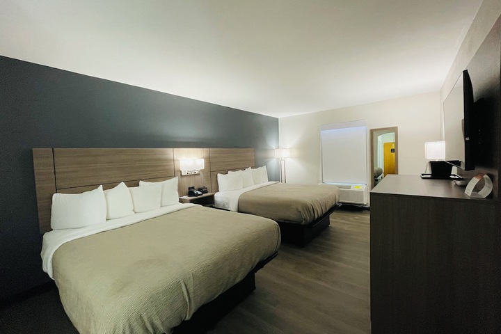 2 Queen Beds (5 of 17)