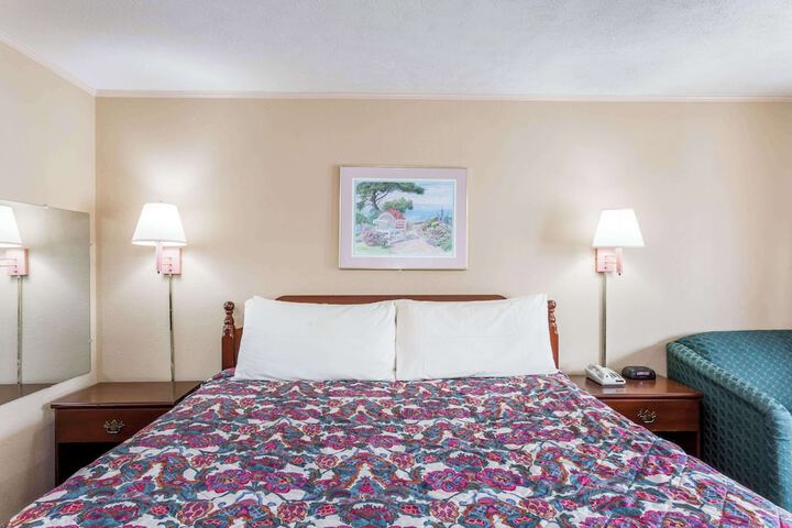 1 King Bed (4 of 6)