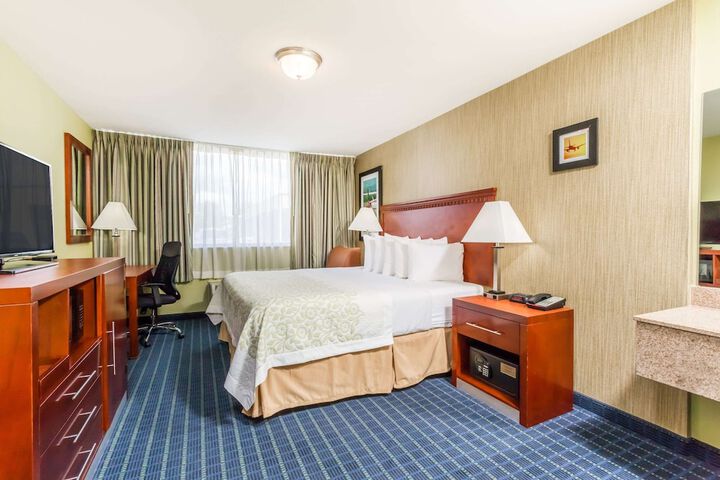 Business King Bed (8 of 8)