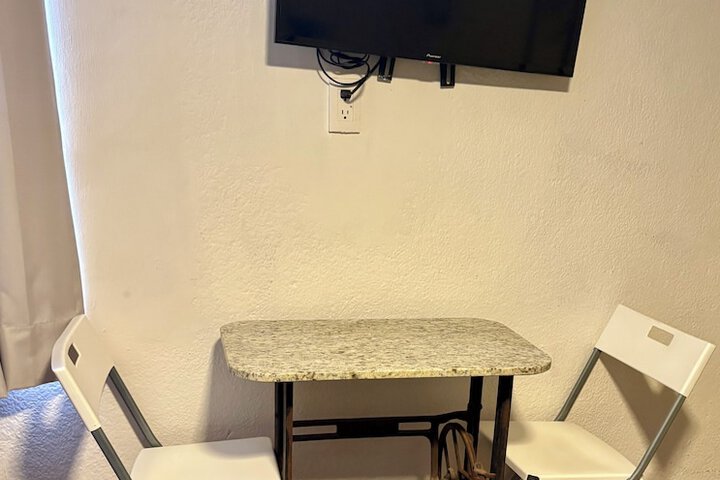 Room 4 of 16
